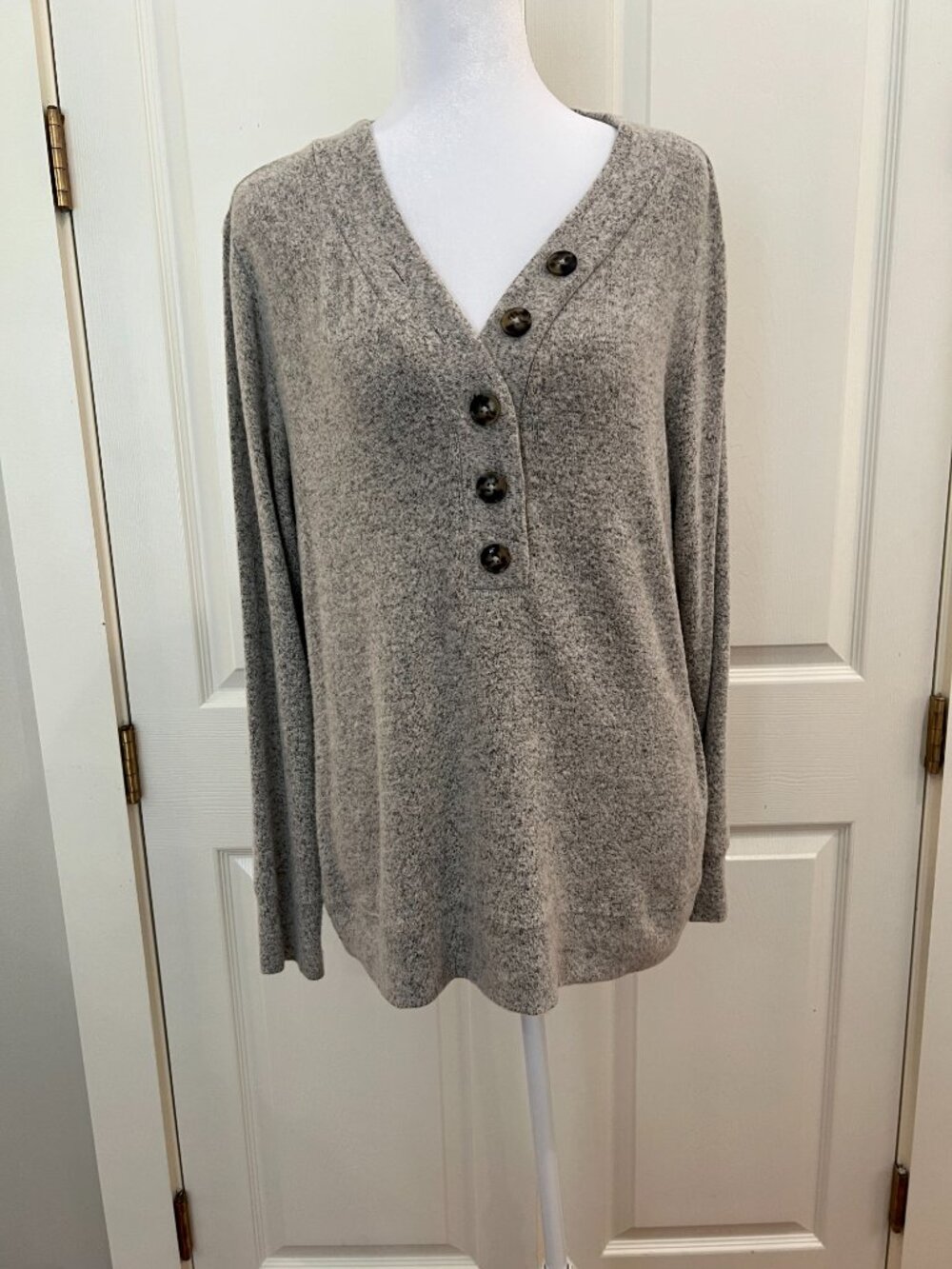 Market & Spruce Gray Button Front V-Neck Long Sleeve Top M